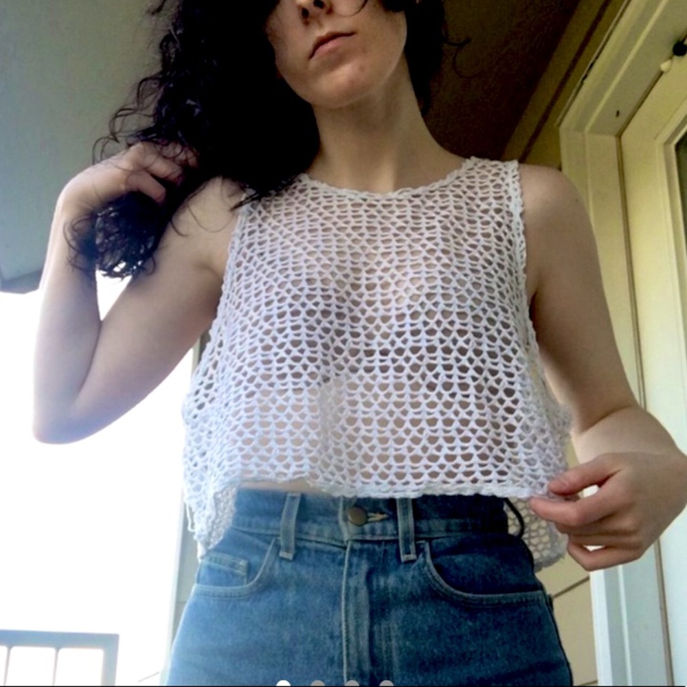 XS or small white boxy crop crochet tank 🌻